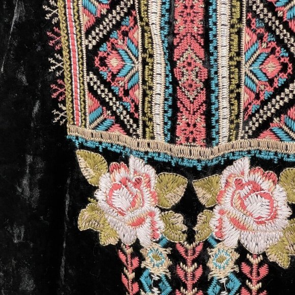 ANDREE by UNIT Velvet Embroidered Top Women L NWT V-neck Short Sleeve Tunic - Picture 9 of 12